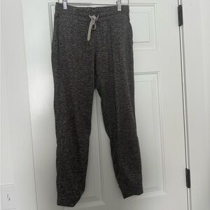 Vuori women’s performance jogger- size xs Heather gray